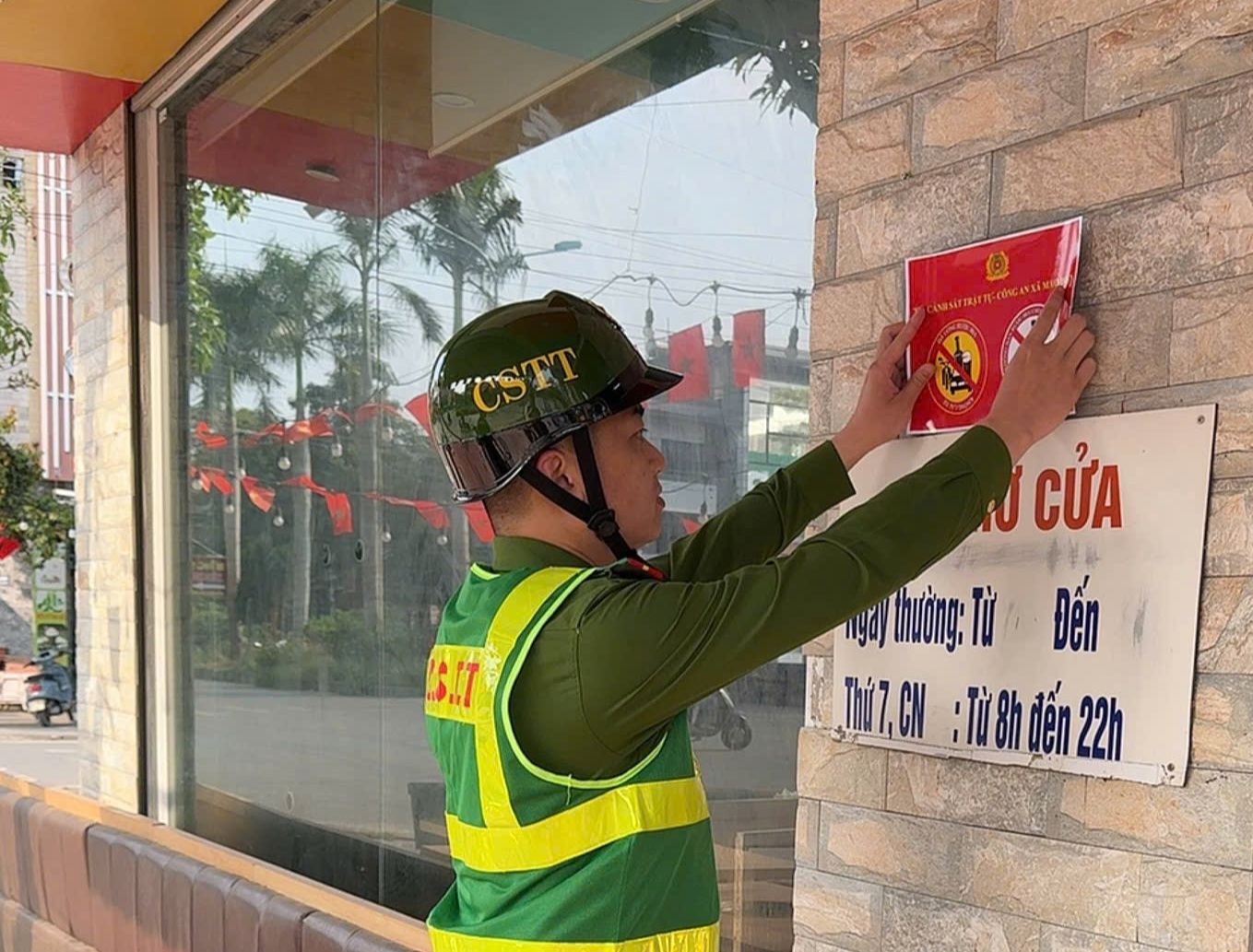 Công an xã Mao Điền: Tăng cường tuyên truyền, nâng cao ý thức chấp hành TTATGT cho người dân